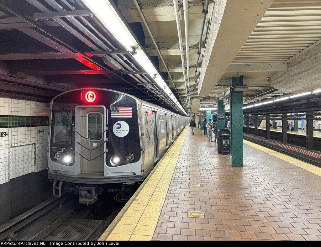 A modern R179 set, running as a C train, arrives into 125th St Station heading south. 